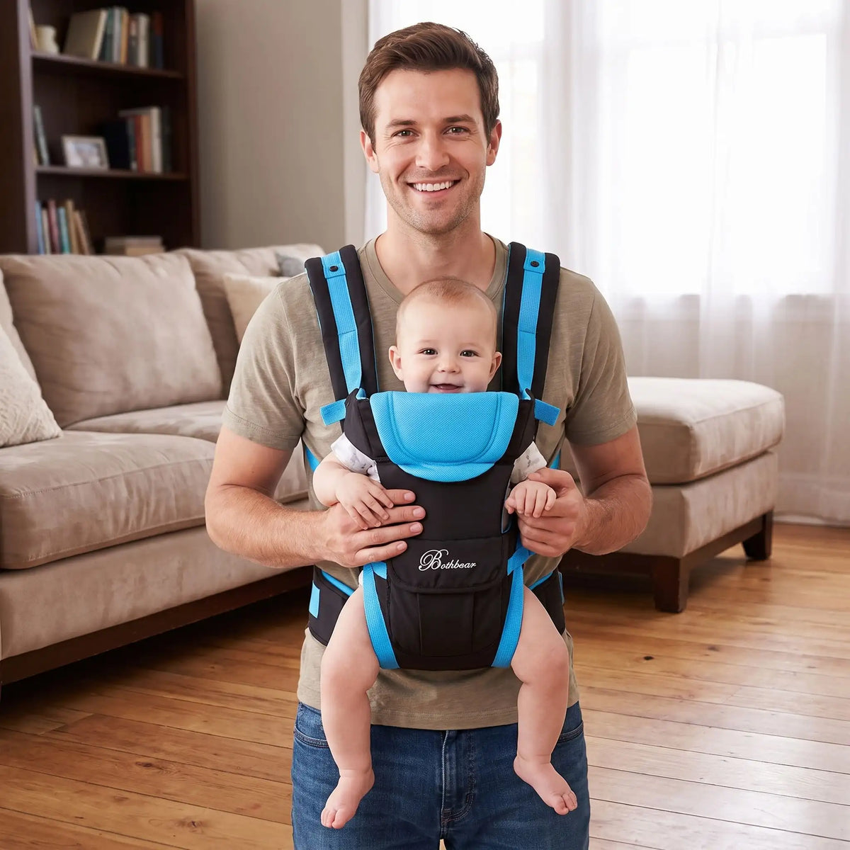 Porte bébé bleue un papa avec le bébé à la maison
