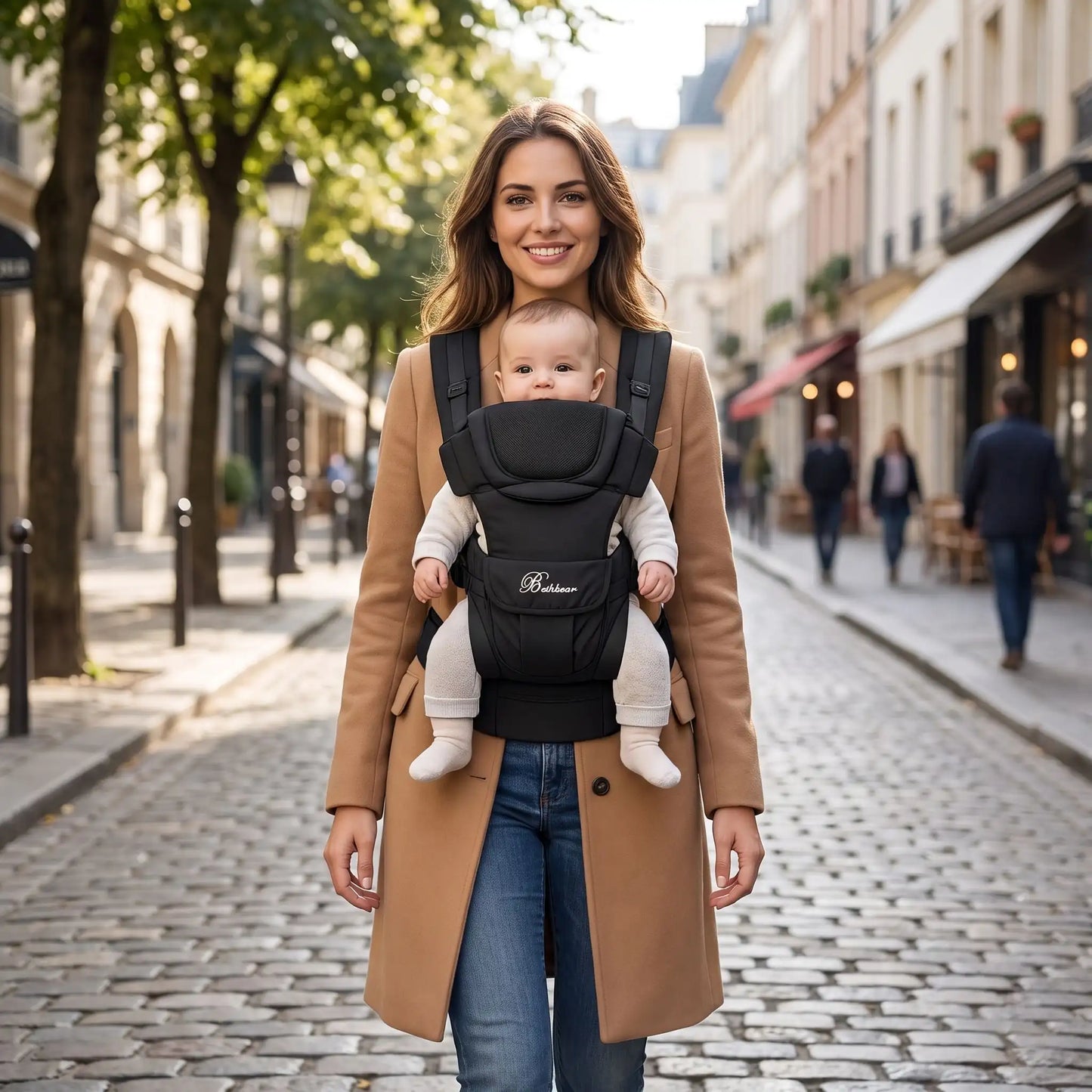 Porte bébé noir  une maman avec le bébé en ville